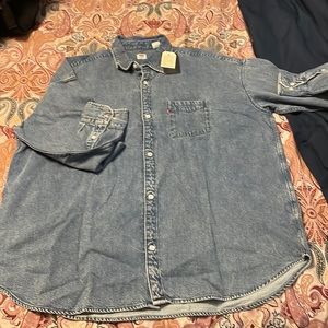 NWT LEVIS MEDIUM WASH OVERSIZED DENIM SHIRT